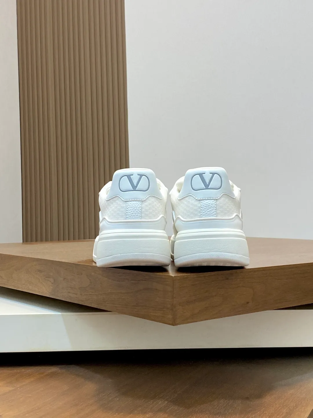 Men's shoes 💰660 Valentino/VALENTINO JOIE DE JOUER couple's low-top sneakers. This sneaker is made of splicing and is decorated with rubber VLOGO SIGNATURE details on the front. The upper is punched and the tongue is decorated with VLOGO SIGNATURE. Logo, with two-color rubber outsole, suede leather fabric lining, logo cowhide insole, fashionable and elegant style, comfortable and breathable for the upper foot, full of personality, and comes with a complete set of original packaging! Code number: 39-44 (38, 45 customized)